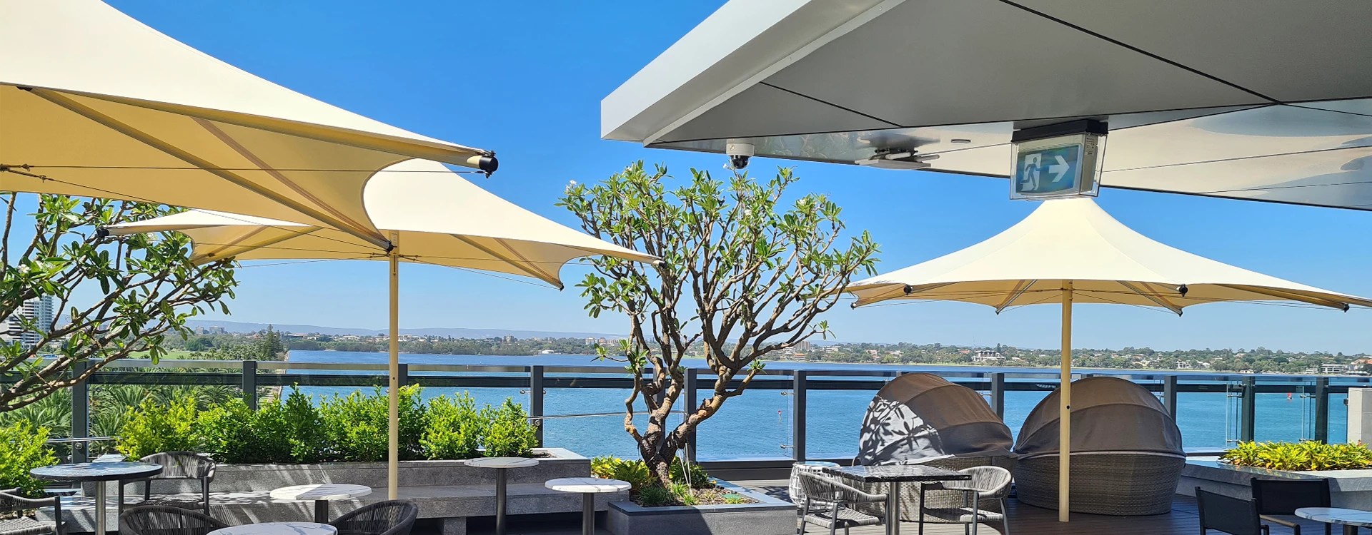 Doubletree By Hilton Waterfront Umbrellas